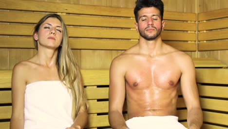 pareja relajándose en una sauna
