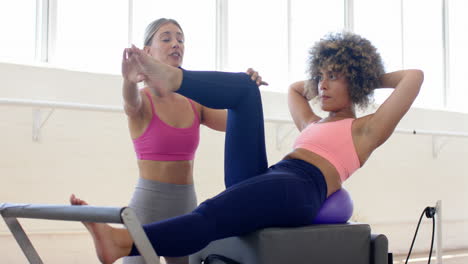dos mujeres están practicando yoga en el equipo