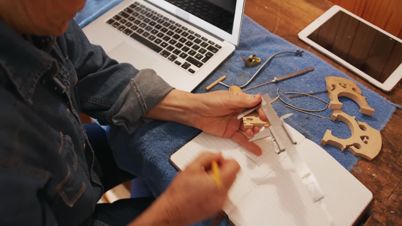 luthier femenina en el trabajo en su taller