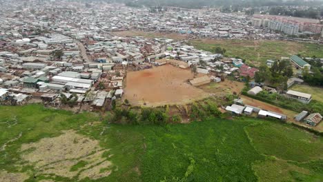 Asentamiento-Pobre-De-Los-Barrios-Marginales-Más-Grandes-De-Kibera-En-Nairobi,-Kenia,-Asentamiento-Pobre-En-Los-Barrios-Marginales-Más-Grandes-De-áfrica,-Barrios-Marginales-De-Kibera-Más-Grandes-De-Kenia,-Niños-Pagando-Fútbol-En-Los-Barrios-Marginales-De-Kibera-Nairobi