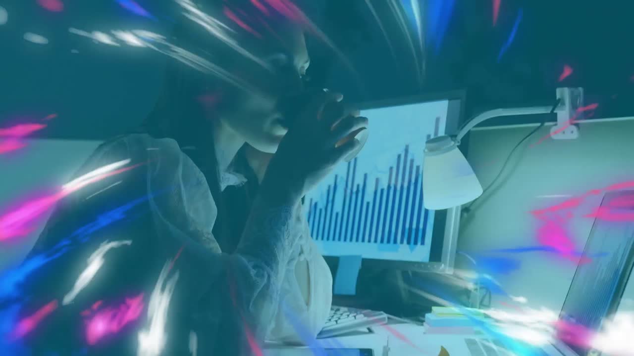 animación de fórmulas matemáticas sobre una mujer de negocios usando computadora