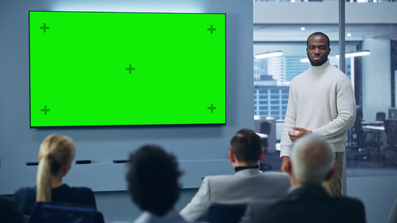 evento de presentación de productos modernos: empresario negro habla, explica el concepto, utiliza pantalla de tecla de croma verde tv. conferencia de prensa para un grupo de diversos inversores, empresarios digitales, empresarios
