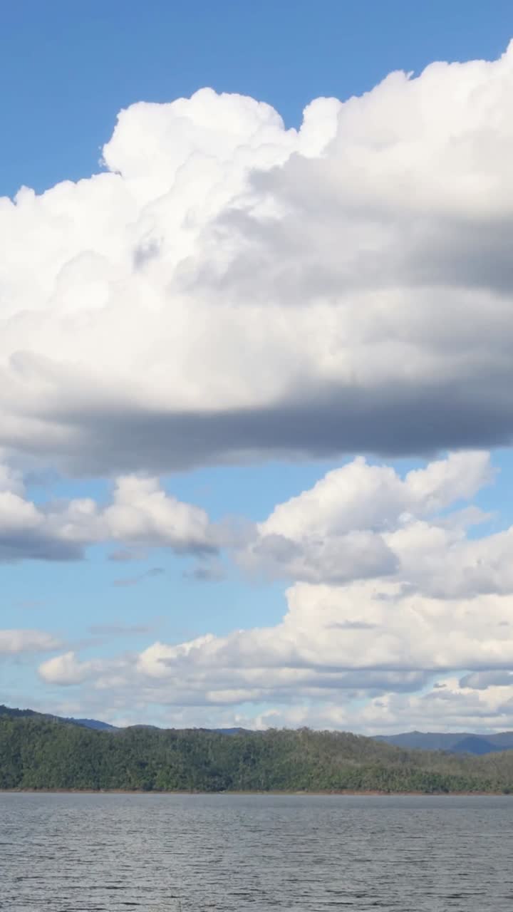 평화로운 호수와 언덕 위에 흐르는 구름