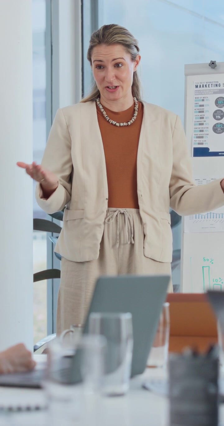 Donna professionista che guida una riunione di lavoro in ufficio