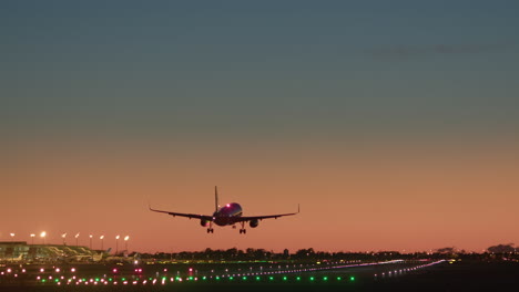 avión despegando al atardecer