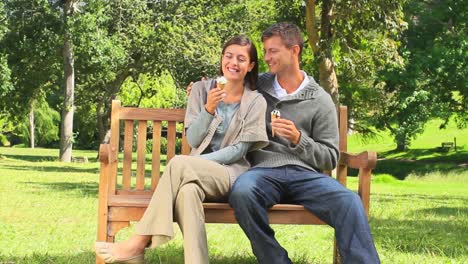 Pareja-Joven-Hablando-Y-Comiendo-Helado