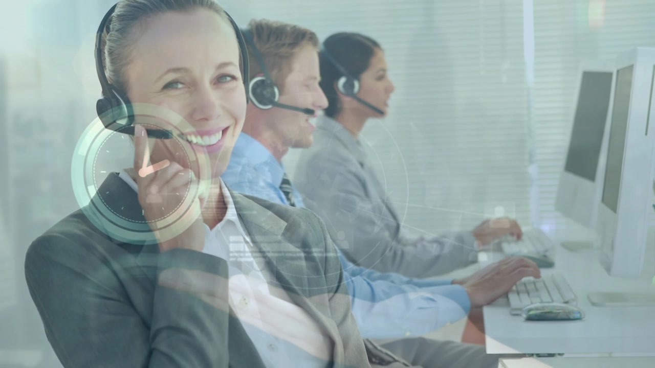 Representantes de servicio al cliente que trabajan en una oficina moderna