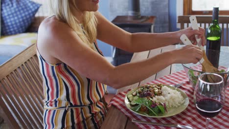 feliz pareja caucásica madura sonriendo, hablando y disfrutando de la comida juntos
