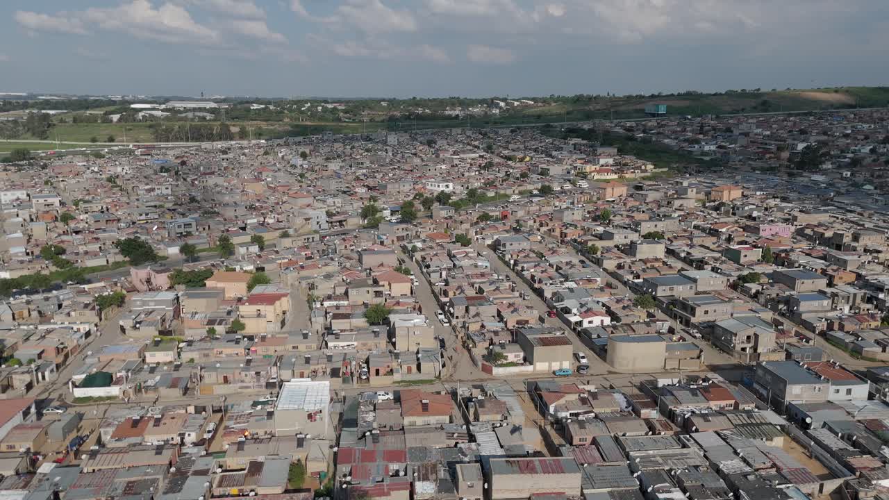 en estas imágenes aéreas de 4k, un dron giratorio se desliza con gracia sobre un municipio urbano en las afueras de la ciudad de johannesburgo, proporcionando una vista panorámica del dinámico paisaje urbano y la comunidad de abajo.