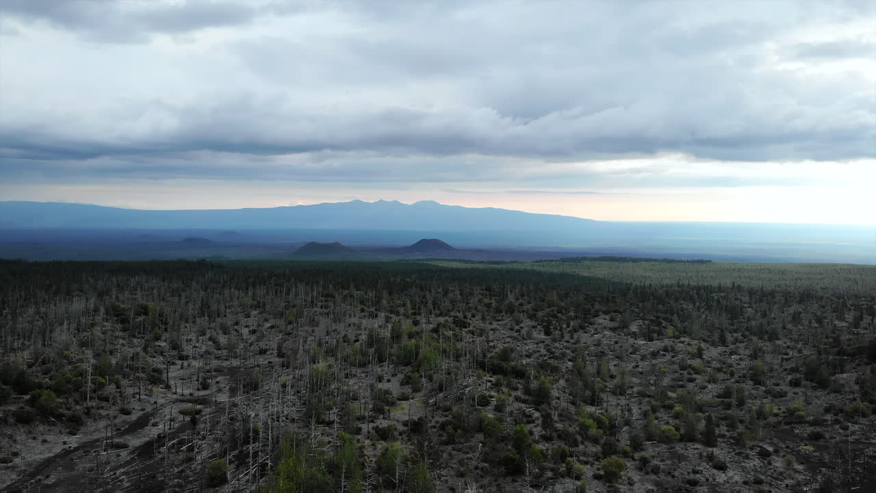 Paesaggio vulcanico con montagne e cielo drammatico