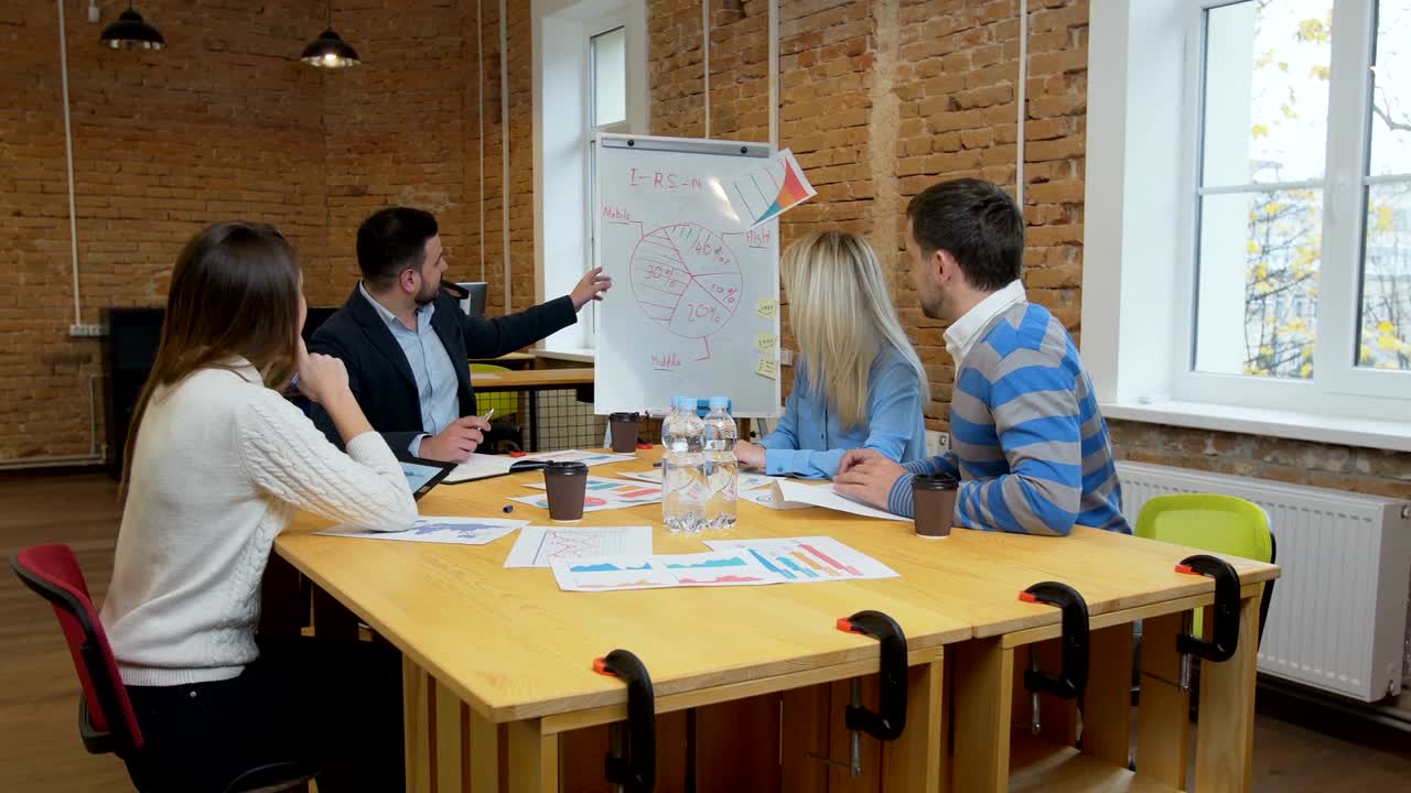 reunión de equipo de negocios involucró a diversas personas que participaron en ideas creativas y sostenibles steadicam filmado a través de la mesa de la sala de juntas espacio de trabajo compartido