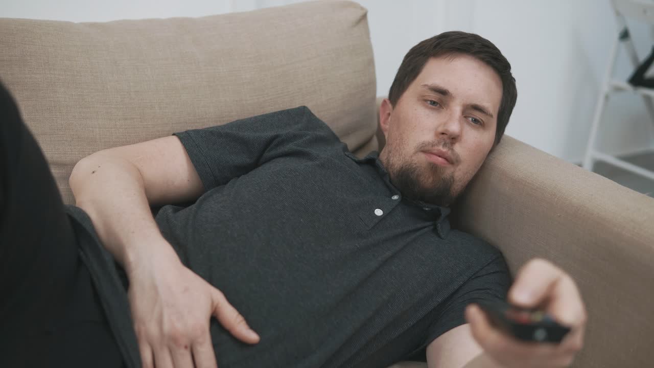 소파에서 tv를 보고 휴식을 취하는 남자