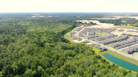 Panorámica-Sobre-Un-Barrio-Suburbano-De-Nueva-Construcción