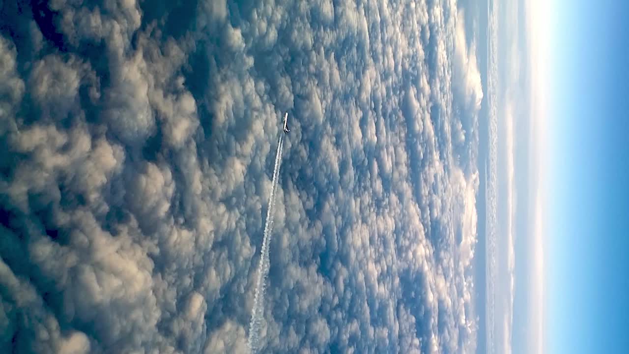 video único de avión volador sobre nubes, vista aérea de ángulo alto
