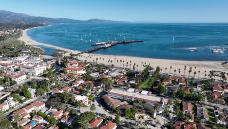 Playa-Costera-De-Santa-Bárbara-En-California,-Estados-Unidos.