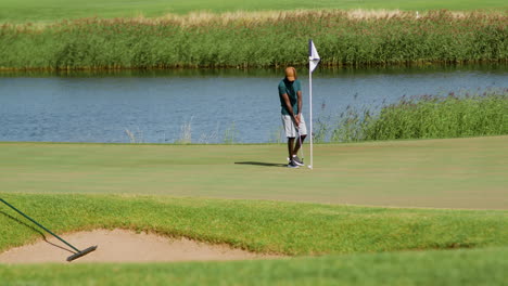 Hombre-Afroamericano-Practicando-Golf-En-El-Campo-De-Golf.