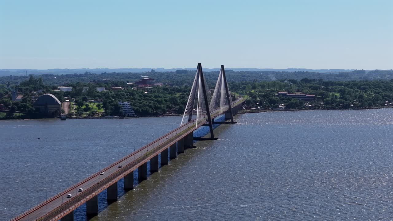 Il traffico si muove sul Ponte Internazionale San Roque González de Santa Cruz, che collega Posadas ed Encarnación, mentre la lunga struttura strallata attraversa il fiume Paraná tra Argentina e Paraguay.