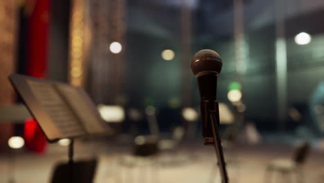 primer plano de un micrófono en un soporte en un lugar de actuación
