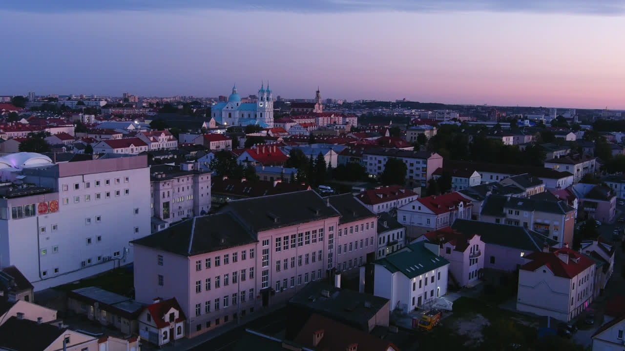 Veduta aerea con drone del paesaggio urbano di Grodno al tramonto, con chiesa e cattedrale in Bielorussia.