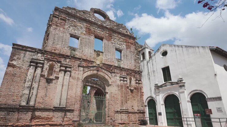 Rovine storiche del Convento de Santo Domingo a Casco Viejo, Panama City, sotto un cielo luminoso.