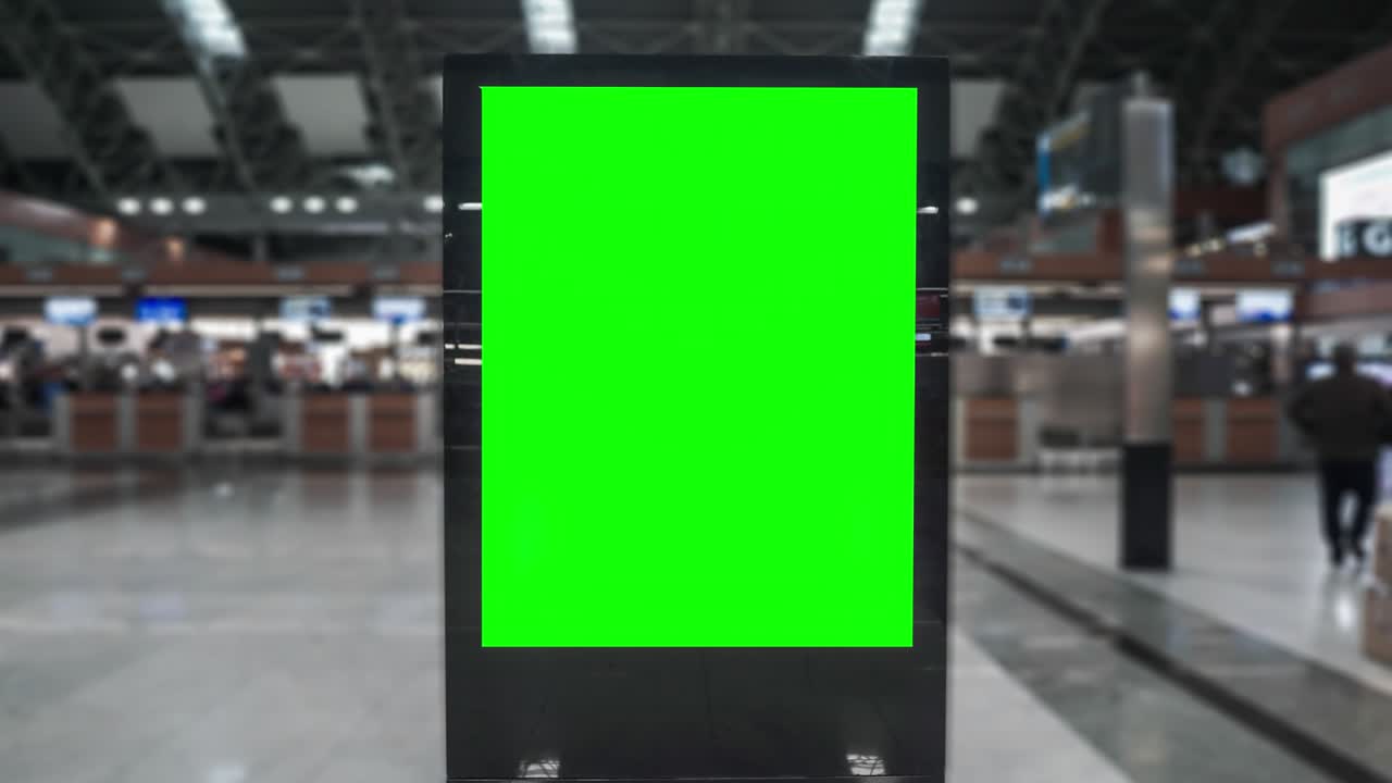 Cartellone pubblicitario panoramico vuoto con schermo verde, canale alfa. Cornice chroma key nella sala dell'aeroporto, grande banner per il marketing.