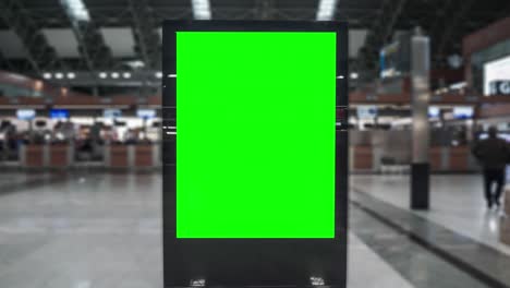 cartel en pantalla ancha vacío con pantalla verde, canal alfa. marco de llave de croma en el pasillo del aeropuerto, gran pancarta para el marketing.