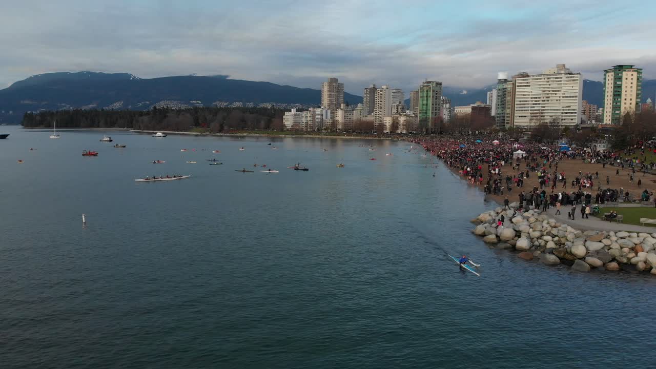 varias tomas de drones en english bay cerca del centro de vancouver, bc durante el evento polar bear 2019