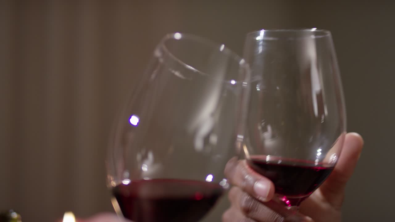 함께 부딪치는 레드 와인 잔