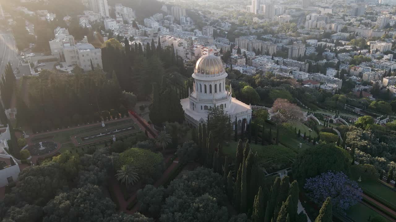 바하이 정원 으로 둘러싸인 중앙 에 있는 바브 의 사원