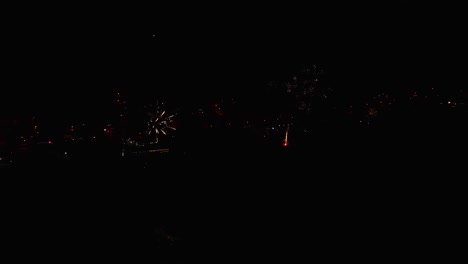 Toma-De-Drone-De-180º-De-2-Fuegos-Artificiales-En-Los-Chiringuitos-De-Fonte-Da-Telha-En-Portugal