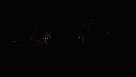 imagen de un dron de 180 grados de dos fuegos artificiales en los bares de la playa de font da telha en portugal