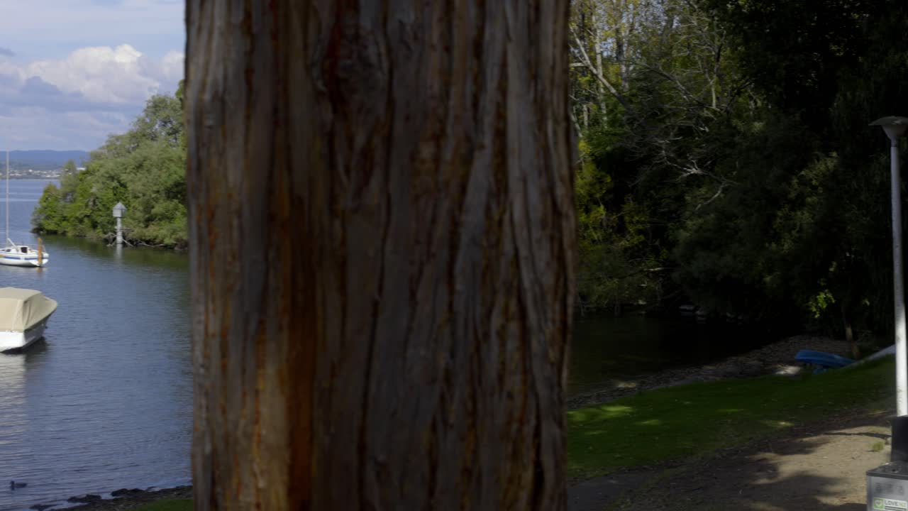 배 와 호수 를 보여 주는 패닝  ⁇