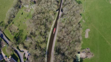 Un-Barco-Estrecho-Que-Cruza-El-Acueducto-Pontcysyllte-Famoso-Diseñado-Por-Thomas-Telford,-Ubicado-En-La-Hermosa-Campiña-Galesa,-Famosa-Ruta-Del-Canal