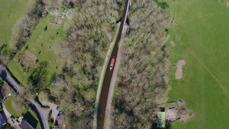 un barco estrecho que cruza el acueducto pontcysyllte famoso diseñado por thomas telford, ubicado en la hermosa campiña galesa, famosa ruta del canal