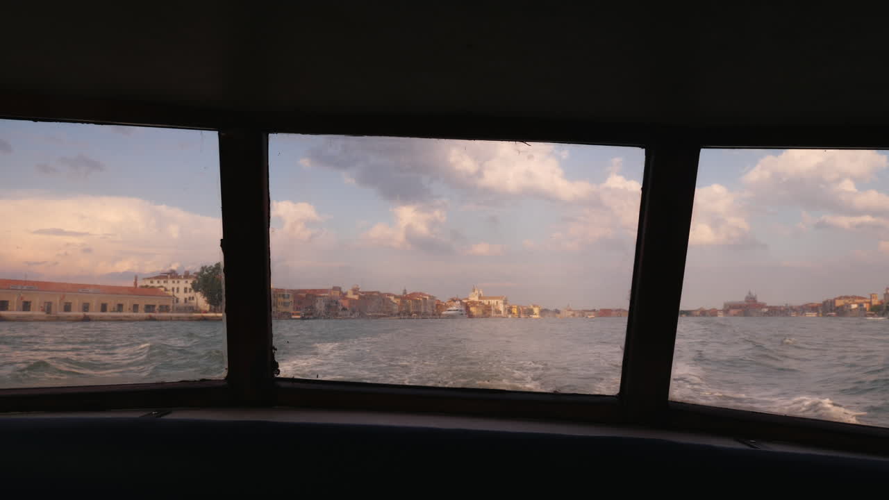 horizonte veneciano a través de la ventana del barco
