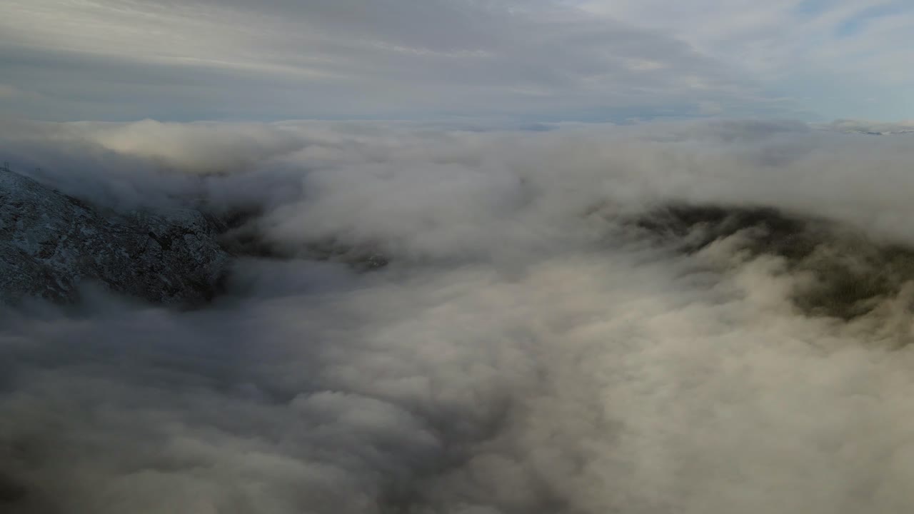 구름으로 뒤덮인 계곡 위를 날다