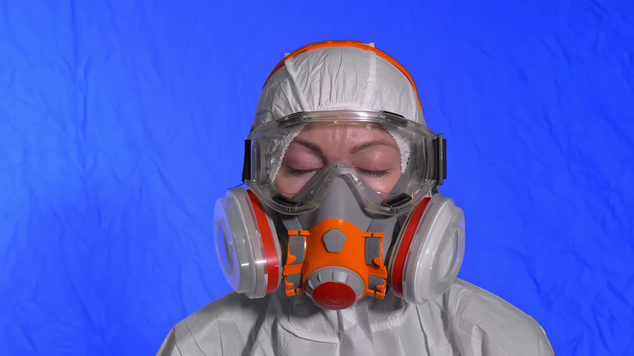 científico virólogo en respirador. mujer mira de cerca, usando una máscara médica de protección. concepto de seguridad de la salud n1h1 epidemia de coronavirus 2019 ncov.