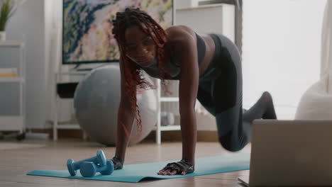 Colocar-Mujer-Negra-En-Ropa-Deportiva-Haciendo-Ejercicio-Quemando-Calorías-Grasas