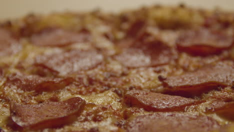 estante de enfoque sobre cobertura de pizza de pepperoni - cierre extremo