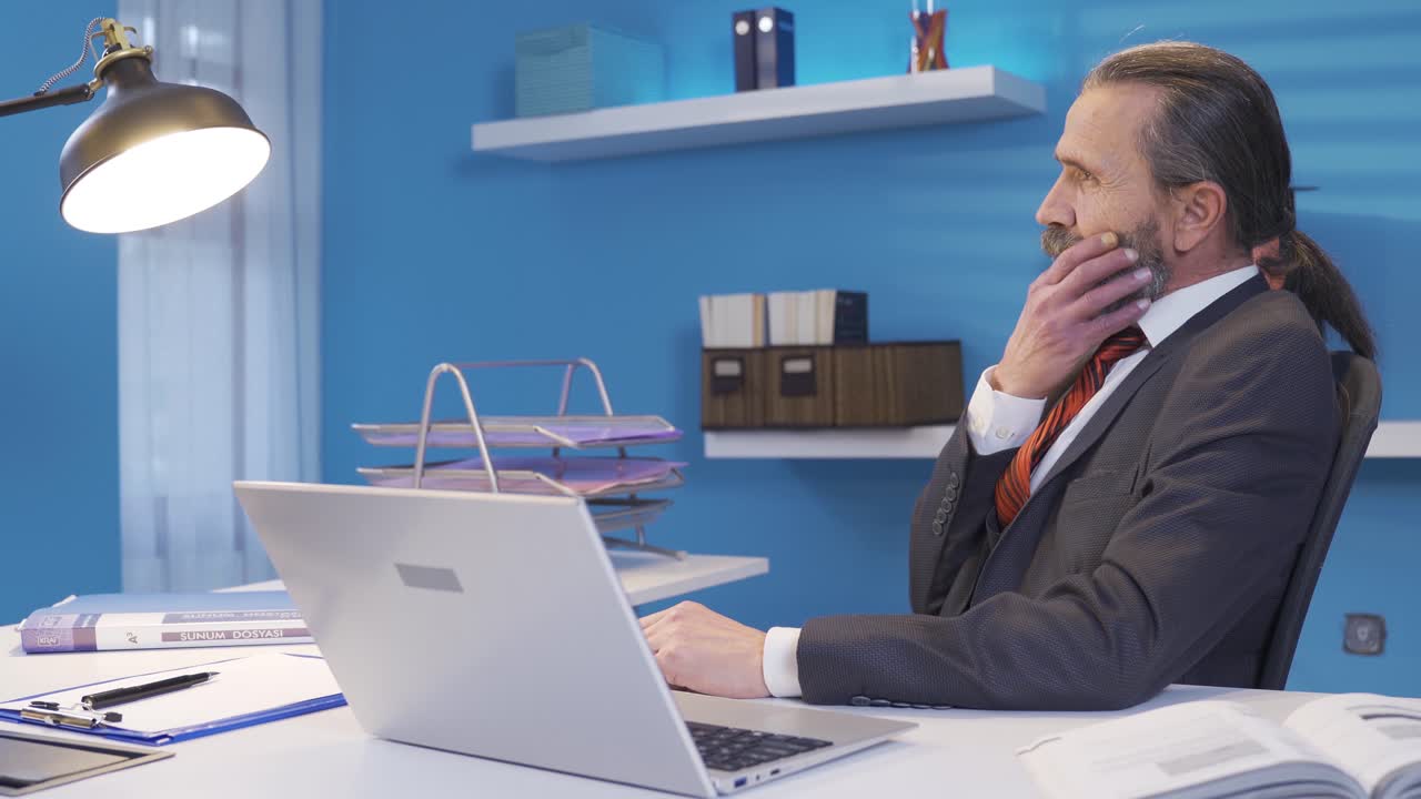 Uomo d'affari pensieroso che usa il laptop ed è insoddisatto del lavoro.