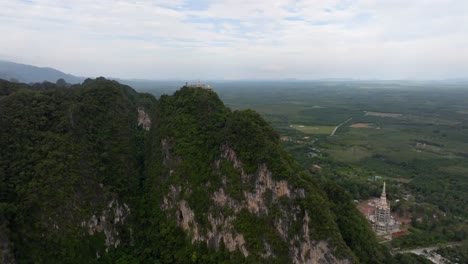 Estatua-Dorada-De-Buda-En-El-Templo-De-La-Cueva-Del-Tigre-Wat-Tham-Sua-En-Krabi,-Tailandia