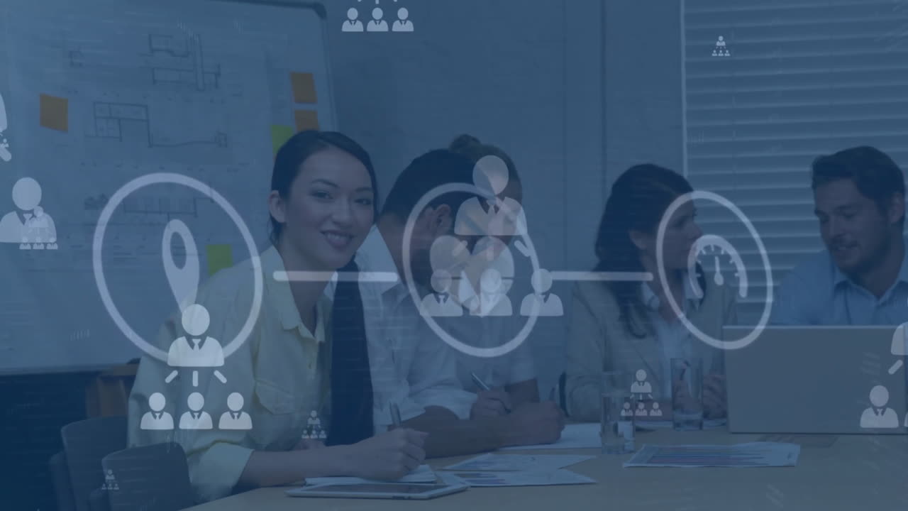 animación de diagrama de flujo de iconos sobre diversos compañeros de trabajo discutiendo estrategia en la oficina