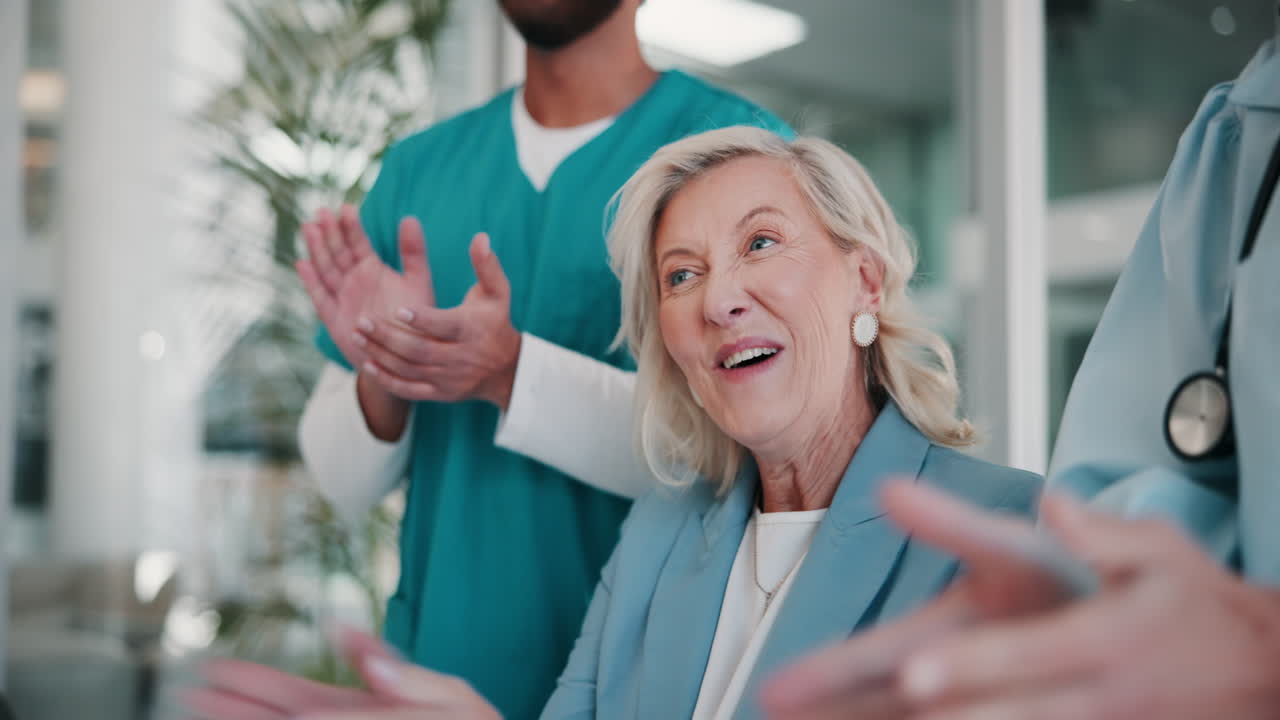 행복 한 여자 가 병원 의 의료진 과 함께 박수 를 치고 있다