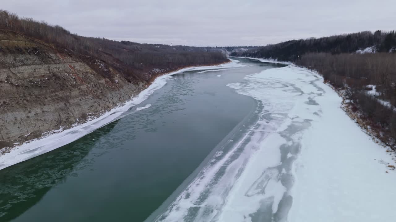 Luchtfoto van de Saskatchewan River in de winter.