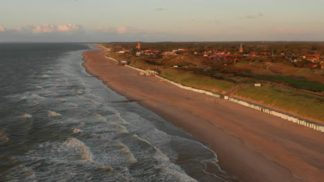 domburg 的海灘在夏天的日落時