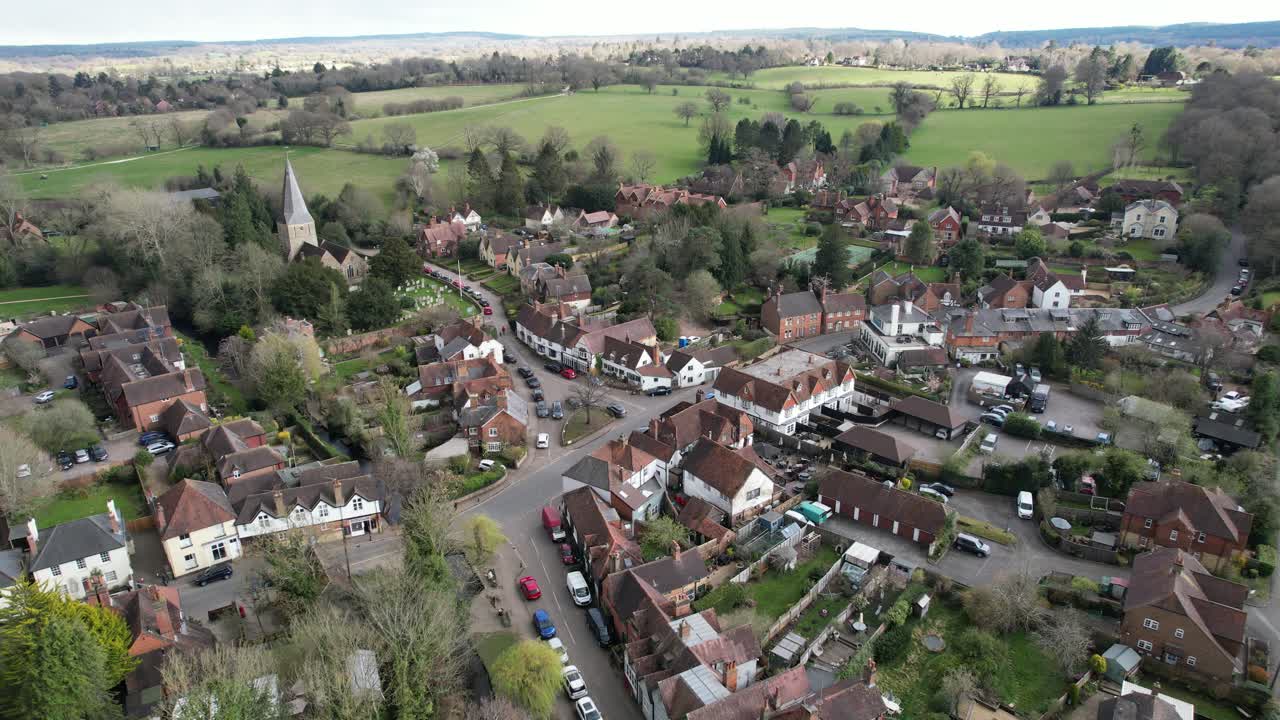 shere village surrey, reino unido, punto de vista de drones aéreos, material de archivo 4k