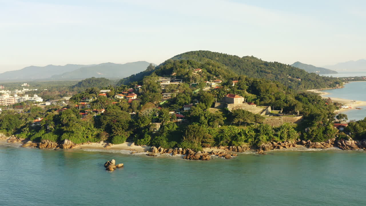 vista aérea de la hermosa costa rocosa y la playa al atardecer, praia do forte, jurere internacional, florianópolis, santa catarina, brasil
