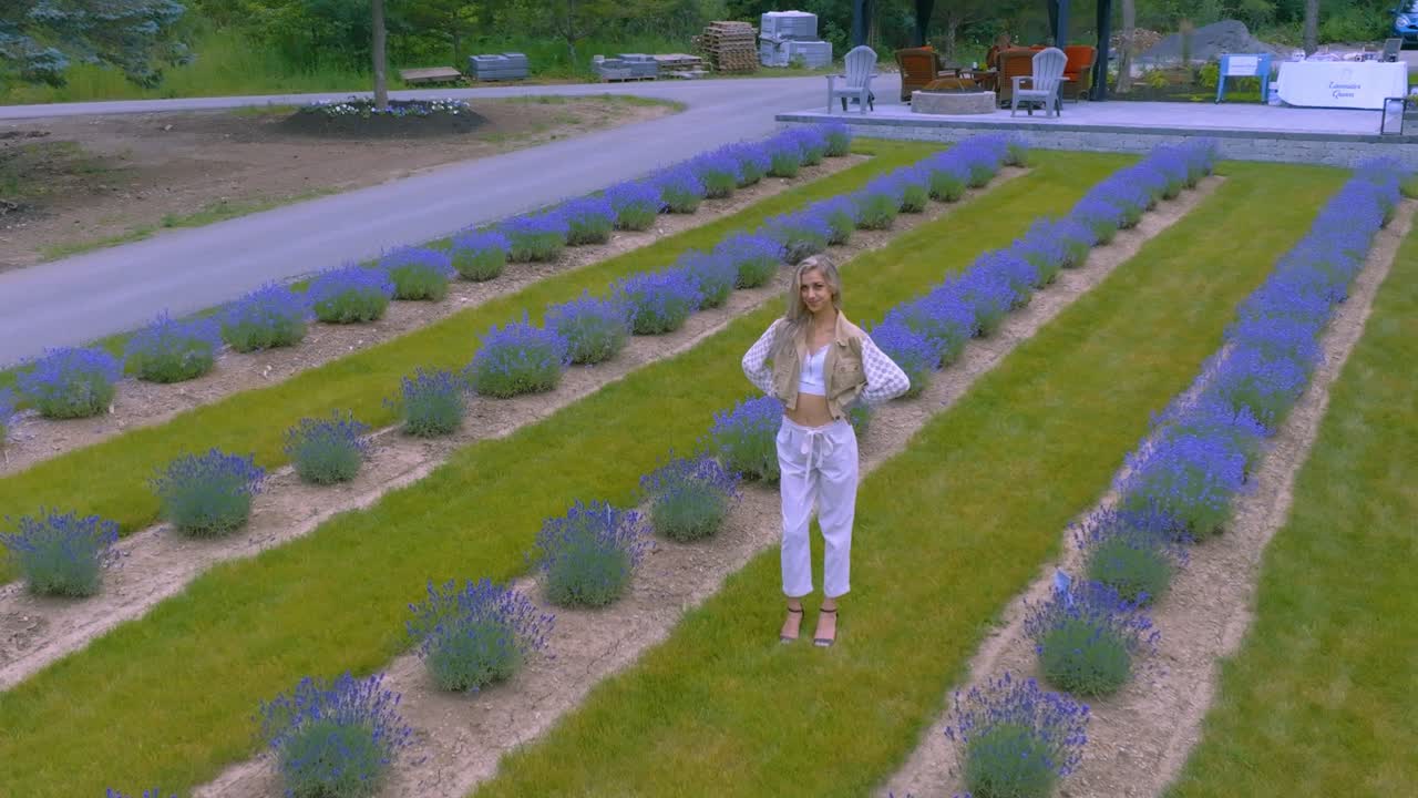 여름날 라벤더 밭을 즐기는 젊은 여성