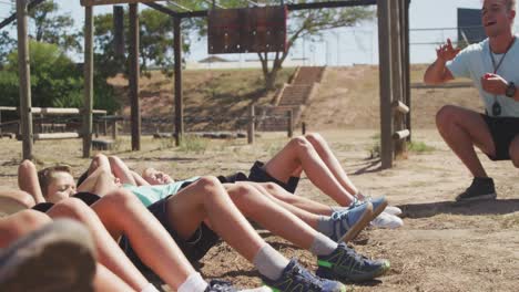 Grupo-De-Niños-Caucásicos-Entrenando-En-El-Campo-De-Entrenamiento