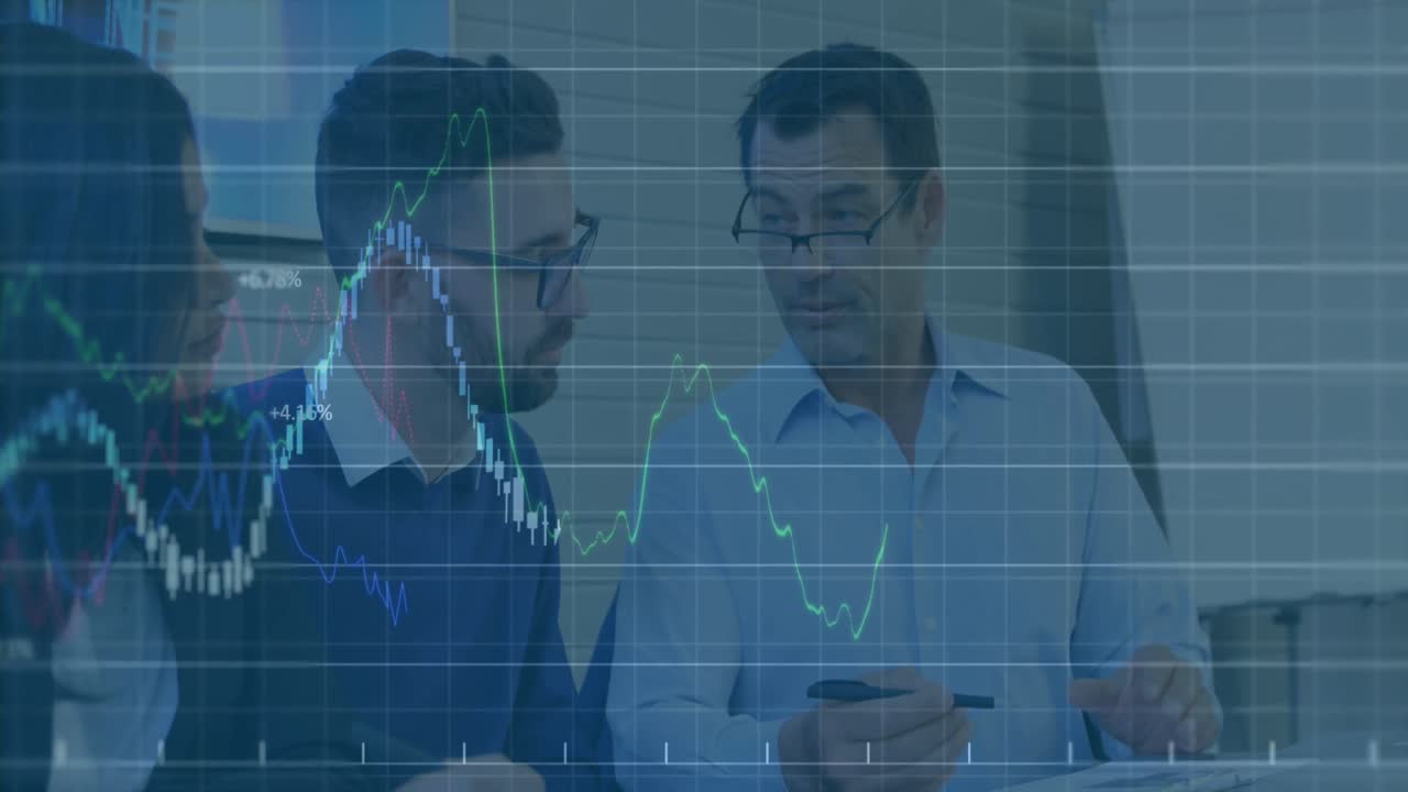 animação de processamento de dados financeiros sobre dois empresários diversos discutindo no escritório.